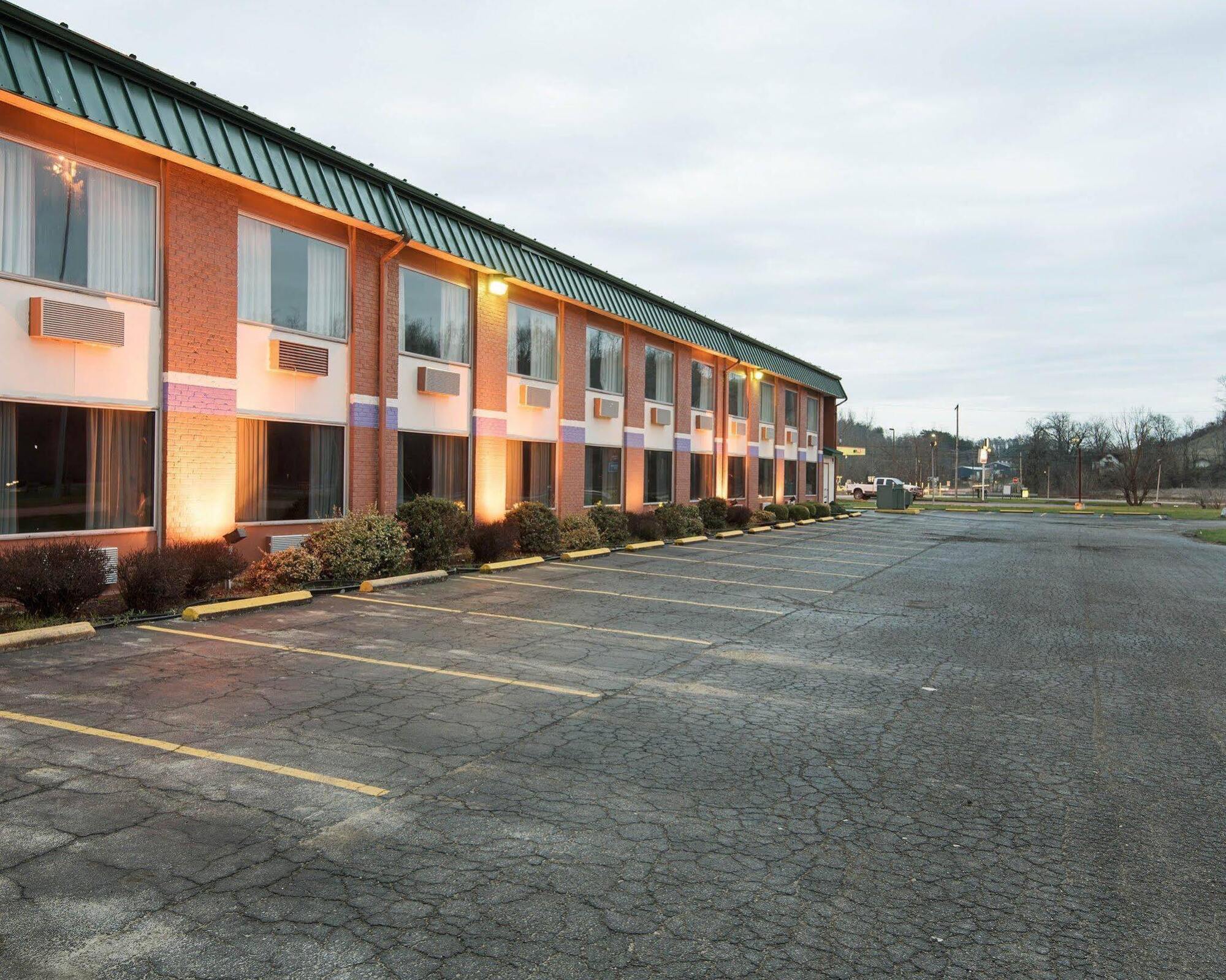 Motel 6 Williamstown, Wv Exterior photo
